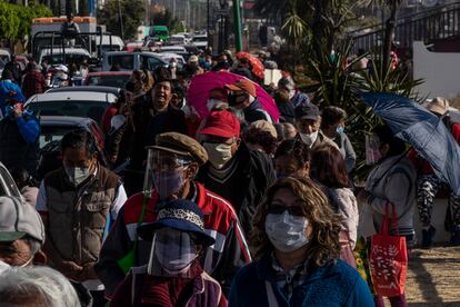 Habitantes de Ecatepec hacen fila a las afueras de uno de los puntos de vacunación contra la covid-19.