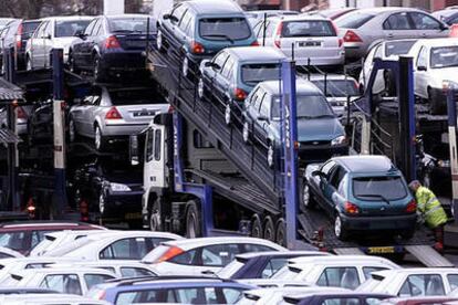 Trabajadores de Ford cargan vehículos en un camión de transporte en la planta de Dagenham, a las afueras de Londres