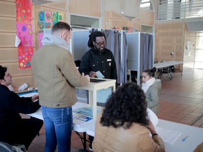 Un hombre emite su voto este domingo en una escuela de Saint-Denis, en las afueras de París, en la primera vuelta de las elecciones presidenciales francesas.