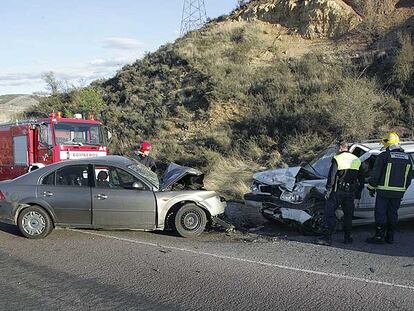 Varios bomberos intervienen tras un choque frontal entre dos vehículos en la autovía A-23 en Teruel.