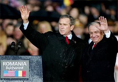 El presidente George W. Bush, con su homólogo rumano, Ion Iiescu, ayer en Bucarest.