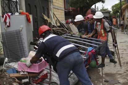 En esta imagen, tomada el 22 de septiembre de 2017, Héctor Rodarte derecha) ayuda a recuperar artículos personales de la casa de un vecino destrozada por un sismo de magnitud 7,1, en Jojutla, en el estado de Morelos, México. Rodarte perdió la pierna derecha por debajo de la rodilla hace siete años tras ser atropellado por un auto. Esto no le impidió pasar horas trabajando en una brigada de voluntarios que retira los escombros de los inmuebles derribados por el terremoto en su ciudad natal.