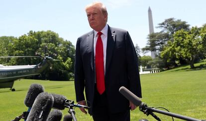 El presidente de EE UU, Donald Trump, habla con la prensa en la Casa Blanca este viernes.