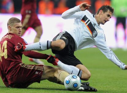 Klose pelea por el balón con un jugador ruso.