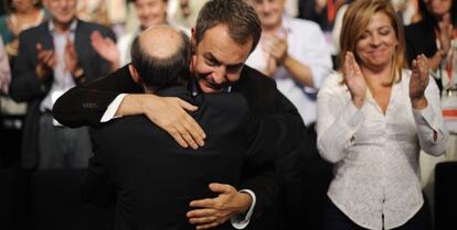 El presidente Zapatero felicita al candidato Rubalcaba.
