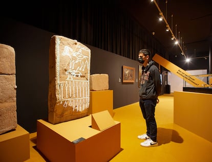 Un visitante en la exposición 'El enigma ibero' del MNAC.