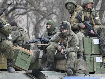 Militares rusos, en Armiansk, en la parte norte de Crimea, el jueves.