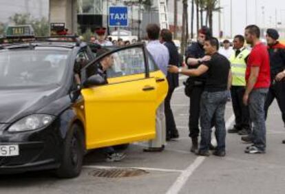 Taxistas durante una concentración en el aeropuerto de El Prat. EFE/Archivo