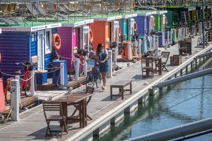 Hotel flotante Boat Haus único en España situado en el Puerto Deportivo de Alcaidesa Marina.