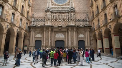 Varios turistas y feligreses congregados frente las puertas del Monasterio, de Montserrat.