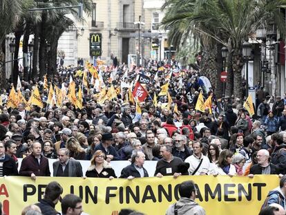 La cabeza de la manifestaci&oacute;n del 25 d&#039;Abril en Valencia. 