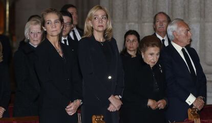 Las infantas Elena y Cristina, la infanta Margarita y su esposo, Carlos Zurita, durante el funeral por el infante Carlos de Borbón-Dos Sicilias.