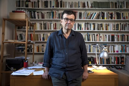 Javier Cercas, fotografiado en su casa de Verges (Girona), en julio de 2023.
