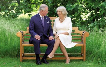 El heredero al trono británico, Carlos de Inglaterra, ha optado por una foto sentado en un banco con su esposa Camilla Parker-Bowles, captada por el fotógrafo Hugo Burnard.