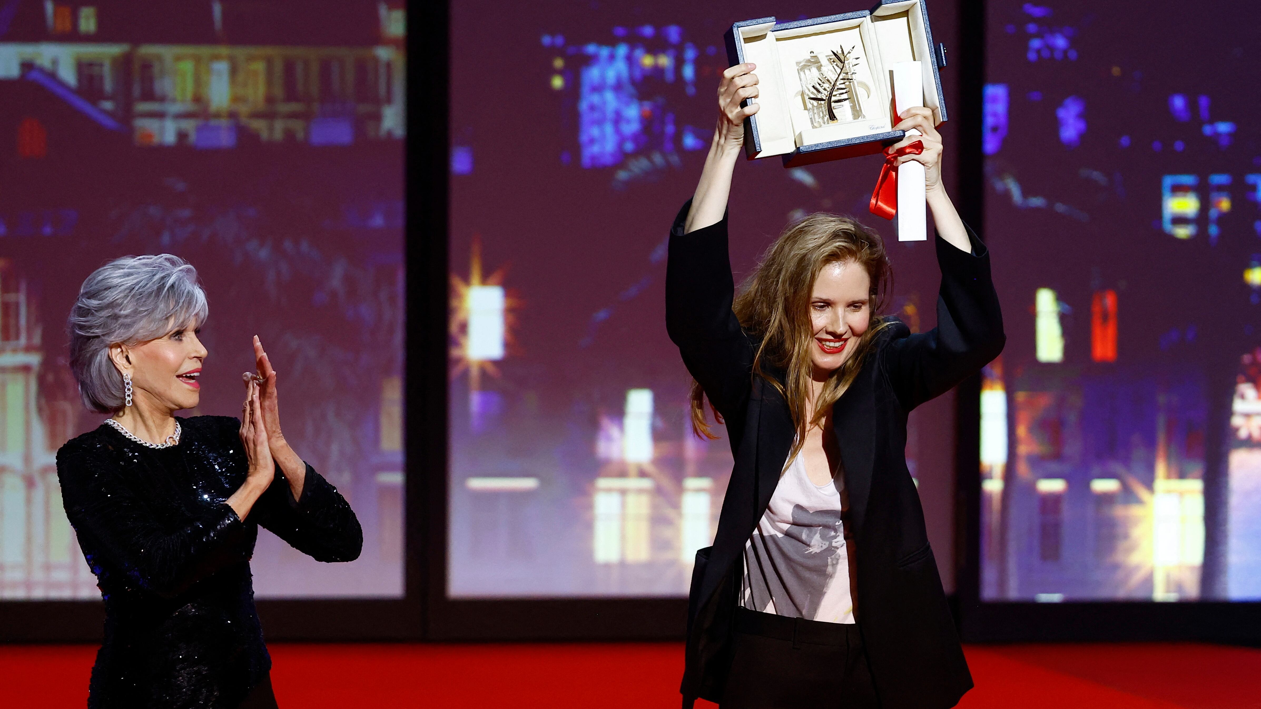 Justine Triet, con su Palma de Oro, al lado de Jane Fonda, que se la entregó en el Festival de Cannes en mayo pasado.