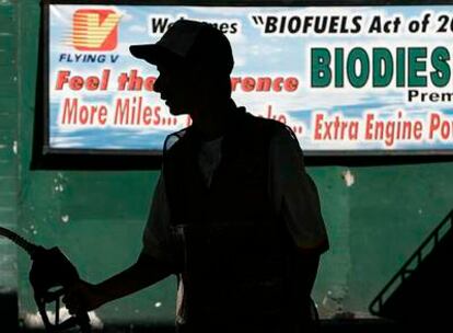 Un empleado de una gasolinera que vende biodiésel en Manila (Filipinas), ayer durante un repostaje.