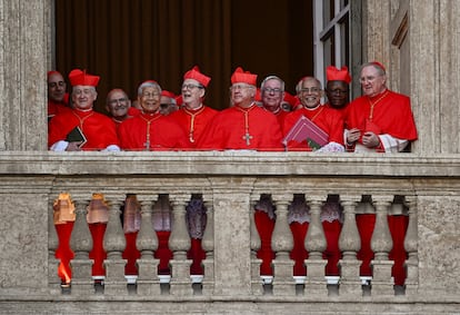 Un grupo de cardenales siguen desde un balcón el anuncio del nuevo papa León XIV. 