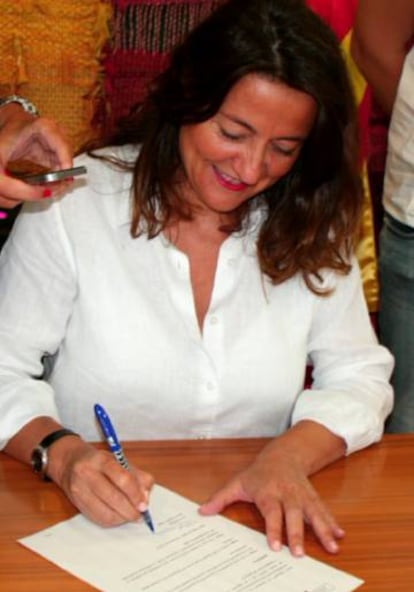 Merc&egrave; Conesa, firmando el decreto de apoyo al 1-O.