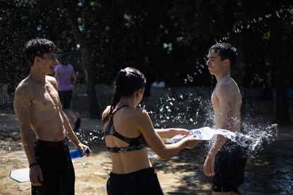 Un grupo de jóvenes se refrescan en las fuentes de agua del parque del Tibidabo el pasado 16 de julio.