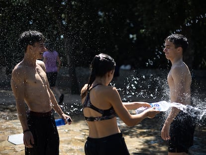 Un grupo de jóvenes se refrescan en las fuentes de agua del parque del Tibidabo el pasado 16 de julio.