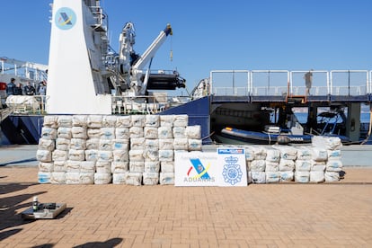 Descarga en el puerto de Vigo de la cocaína intervenida en el velero Goldwasser, interceptado al norte de las islas Azores