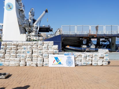 Descarga en el puerto de Vigo de la cocaína intervenida en el velero Goldwasser, interceptado al norte de las islas Azores