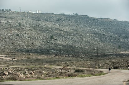 El polémico asentamiento de Amona, que debe ser desalojado por orden del Tribunal Supremo dentro de 40 días, asoma en el horizonte entre los cables en las afueras de Ofra.