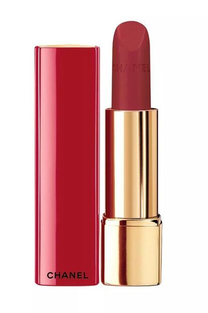 El rojo de Chanel que solo puedes comprar en 2017. Se trata de una edición limitada de tres labiales que prometen teñir tus labios de un rojo aterciopelado. Cuesta 35 euros.