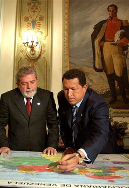 Luiz Inácio Lula da Silva (izquierda) y Hugo Chávez, ayer en Caracas.