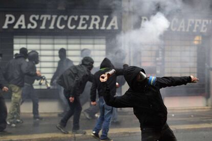 Encapuchados armados con botellas y con máscaras antigás se enfrentan a la policía por la Expo. El recinto de esta ocupa 110 hectáreas y está a unos 16 kilómetros al noreste de la ciudad. Participarán 145 países, algunos con lujosos pabellones propios —como Brasil, Argentina o España— y otros agrupados alrededor de determinados alimentos o espacios geográficos comunes.