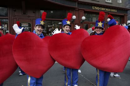 Varias personas disfrazadas posan antes de llegar al desfile del Día de Acción de Gracias, en Nueva York (EE.UU).