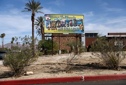 Una cartel dice: "Bienvenidos a California, donde el aborto es seguro y aún es legal", en Rancho Mirage, California.