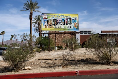 Una cartel dice: "Bienvenidos a California, donde el aborto es seguro y aún es legal", en Rancho Mirage, California.