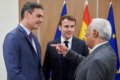 El primer ministro portugués António Costa conversa con Pedro Sánchez y Emmanuel Macron, tras el anuncio del acuerdo sobre infraestructuras energéticas entre los tres países, en Bruselas.