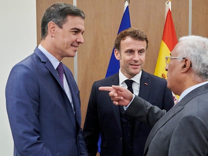 El primer ministro portugués António Costa conversa con Pedro Sánchez y Emmanuel Macron, tras el anuncio del acuerdo sobre infraestructuras energéticas entre los tres países, en Bruselas.