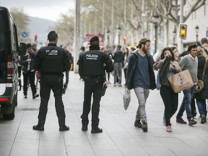 Agentes de los Mossos, ayer el Portal de l&rsquo;&Agrave;ngel de Barcelona