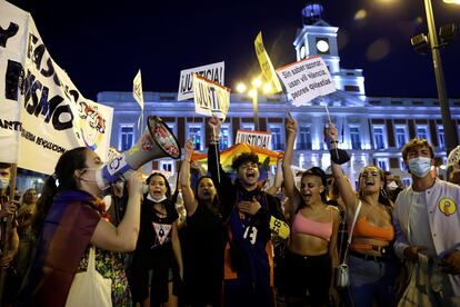 Cientos de personas se congregan este miércoles en la madrileña Puerta del Sol para pedir fin a la violencia homófoba.