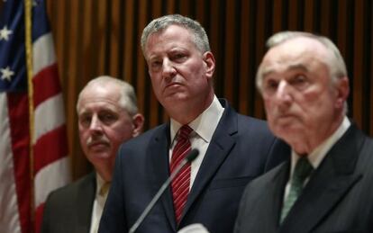 El alcalde de Nueva York, Bill de Blasio, y su jefe de polic&iacute;a, William Bratton (derecha).
 