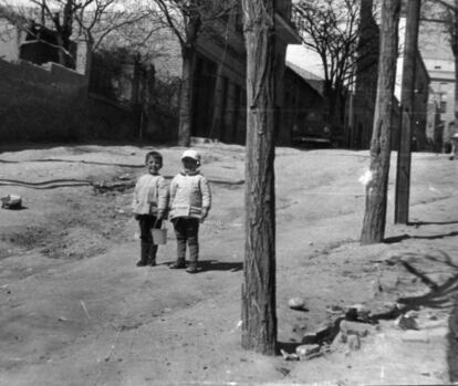 Los colaboradores del libro recuerdan que antes se hacía mucha más vida en la calle y que había más confianza entre los vecinos. En la imagen, dos niños jugando en la calle Timoteo Domingo.