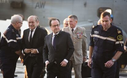 Hollande, tras su llegada al Charles de Gaulle.