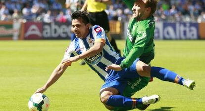 Rabello, del Deportivo, pugna por un bal&oacute;n con Diego Rivas, del Eibar.