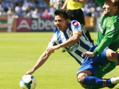 Rabello, del Deportivo, pugna por un bal&oacute;n con Diego Rivas, del Eibar.
