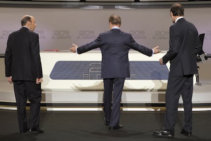 Manuel Campo Vidal invita a Rubalcaba y Rajoy a ocupar sus asientos en la mesa de debate.