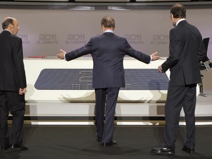 Manuel Campo Vidal invita a Rubalcaba y Rajoy a ocupar sus asientos en la mesa de debate.