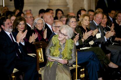 Crítica, ensayista y traductora, pertenece a la generación dorada de la gran literatura uruguaya de los años 40. En la imagen, Ida Vitale recibe los aplausos del público, tras recibir el Premio Reina Sofía de Poesía Iberoamericana, en Madrid en 2015.