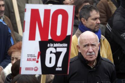 Varios manifestantes junto a una pancarta de protesta en la manifestación de ayer en Madrid.