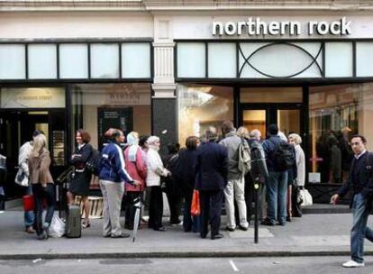 Clientes del banco británico Northern Rock, afectado por la crisis hipotecaria, hacían cola en septiembre para retirar sus depósitos.