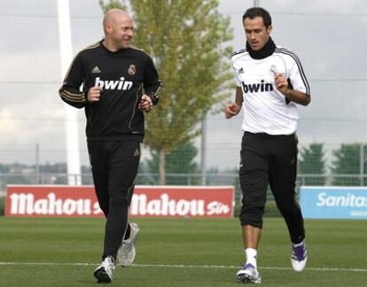 Carvalho (derecha), durante un entrenamiento del Madrid.