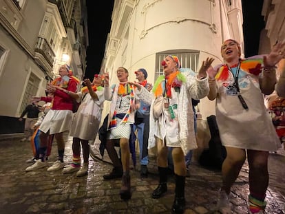 La chirigota callejera '¿Quimio están ustedes?' actúa en una calle de Cádiz, este pasado miércoles.