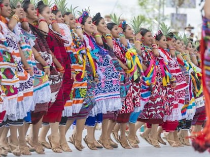 Baile Flor de Piña en la Guelaguetza.